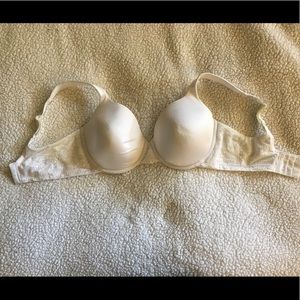 Women’s white Vanity Fair bra. Size 36D.